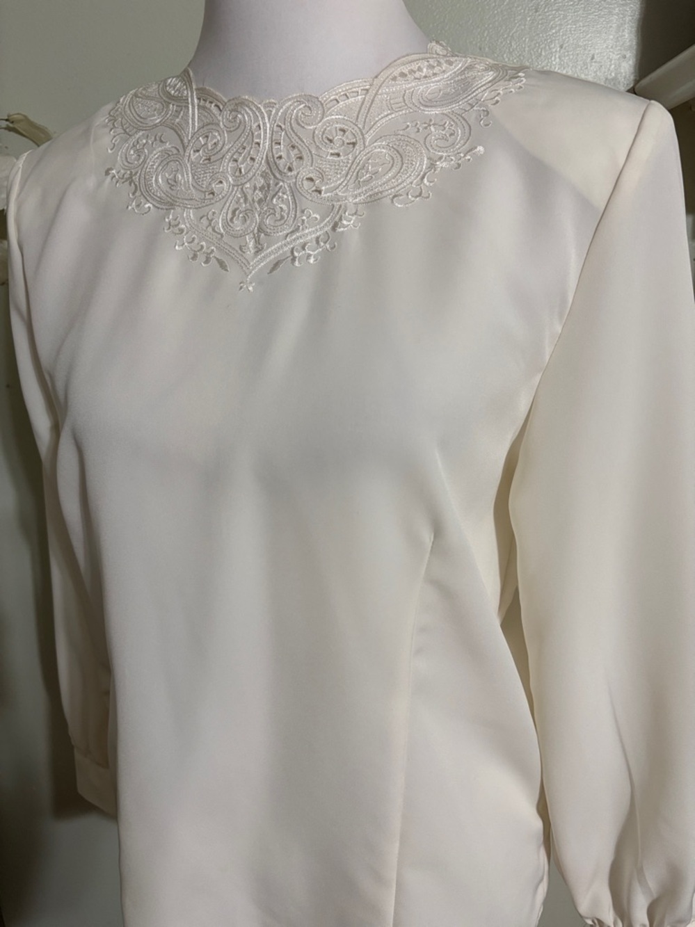 Christie & Jill Vintage Cream Embroidered Neck Blouse Women's - Picture 2 of 5
